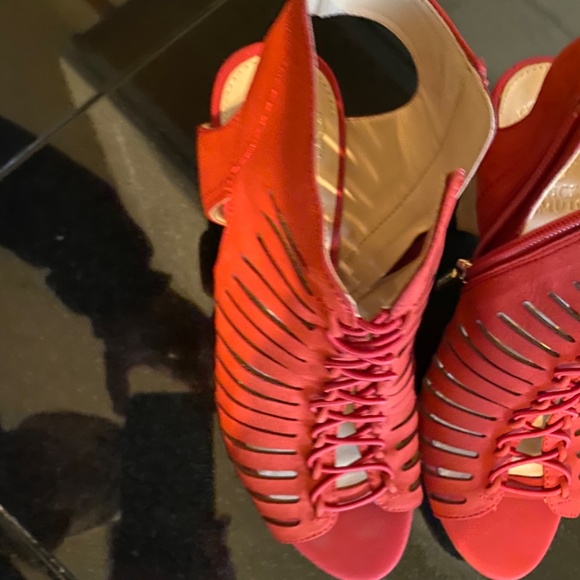 Vince Camuto - Picture 13 of 14